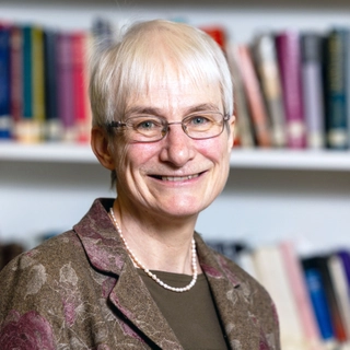 Dr. F&aacute;inche Ryan