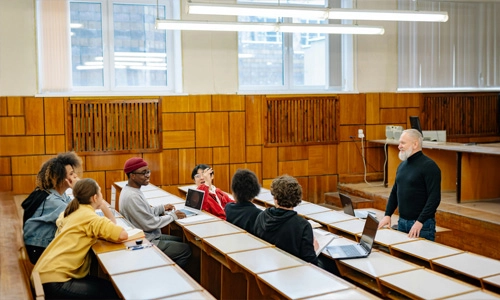 Tutor explaining learning goals