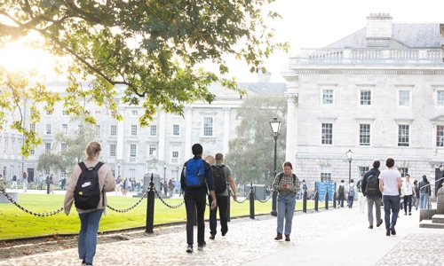 Campus bright, people walking