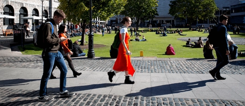 Students walking by Fellow's Square and the Old Library.