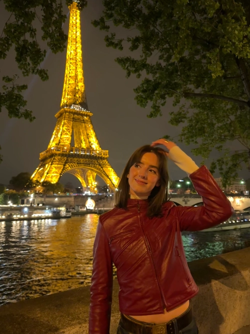 Amelia O Toole Erasmus Student in Paris in Front of the Eiffel Tower
