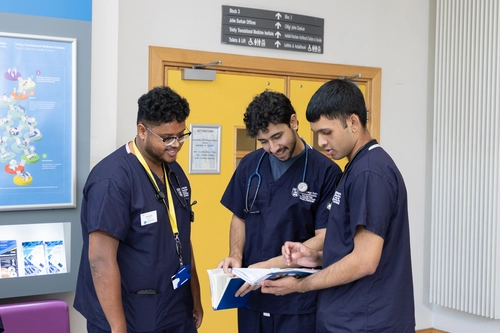 students talking things through on the corridor