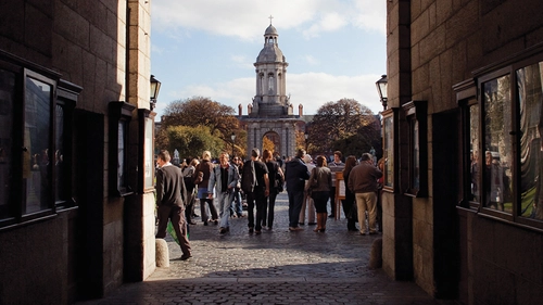 Image of students at the TCD arch entrance