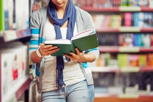 Women reading in a library