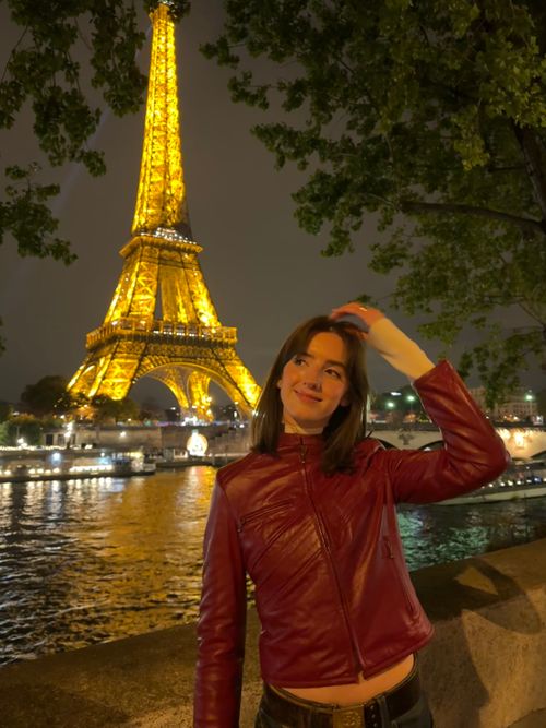 Amelia O Toole Erasmus Student in Paris in Front of the Eiffel Tower