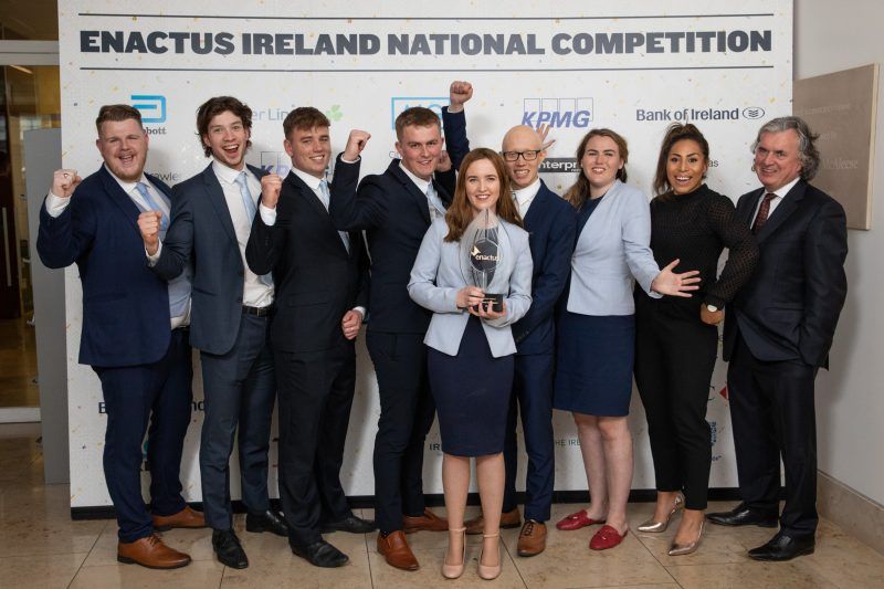 Pictured from left to right, are: Country Manager of Enactus Ireland, Liam Redmond, students Rudy O’Leary, Charlie Quirke, Daire Hennessy, Erin Kehoe, Scott Byrne, and Aimee Louise Carton, Leinster Rugby star and Bank of Ireland ambassador, Sene Naoupu, and Chairman of Enactus Ireland, Terence O’Rourke.