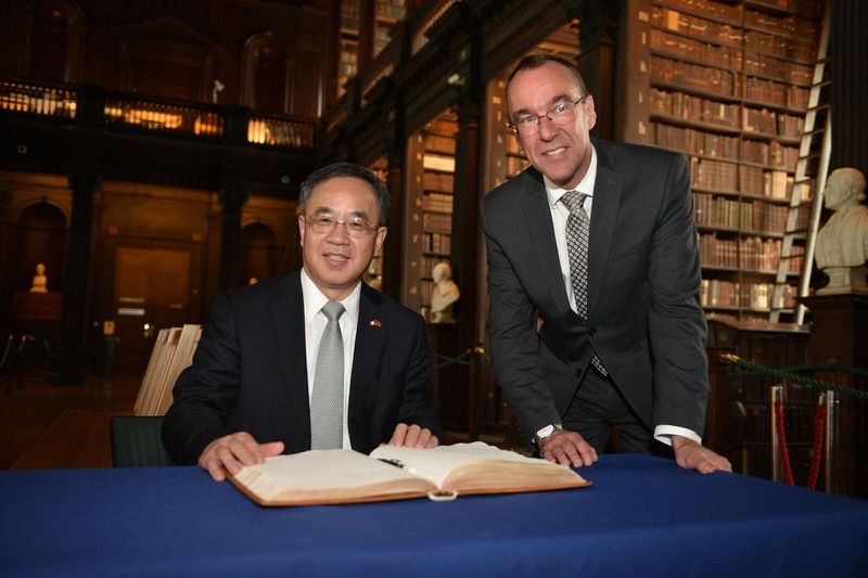 Hu Chunhua, Secretary General, Communist Party, Guangdong province  with Prof Chris Morash, Vice-Provost/Chief Academic Officer 