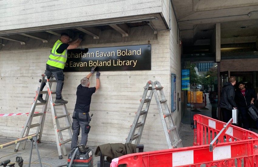 Wprkmen erecting a plaque